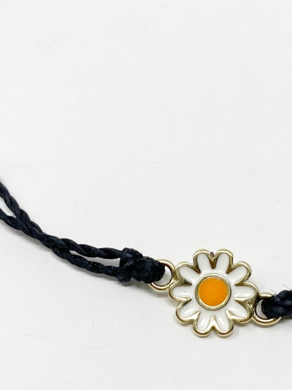 PURA VIDA | Black Bracelet with White Daisy Charm - Picture 2 of 2